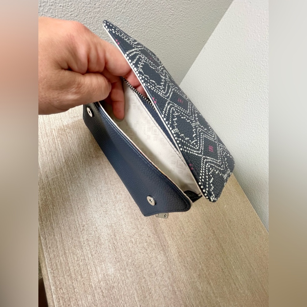 Thirty-One Inspired Crossbody Ltd. Navy and White Geometric Clutch Crossbody NWT - Picture 8 of 9